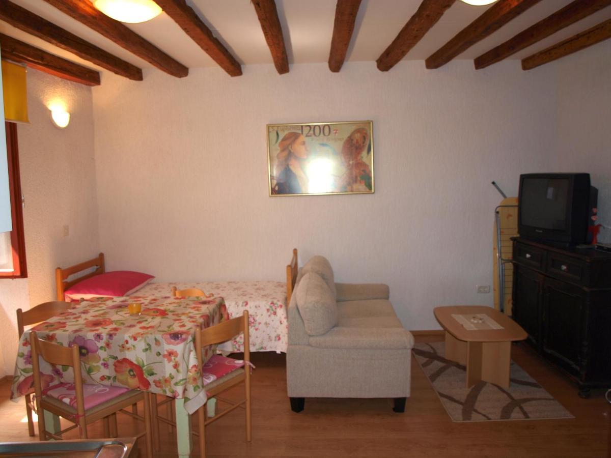 Apartman 52 *
